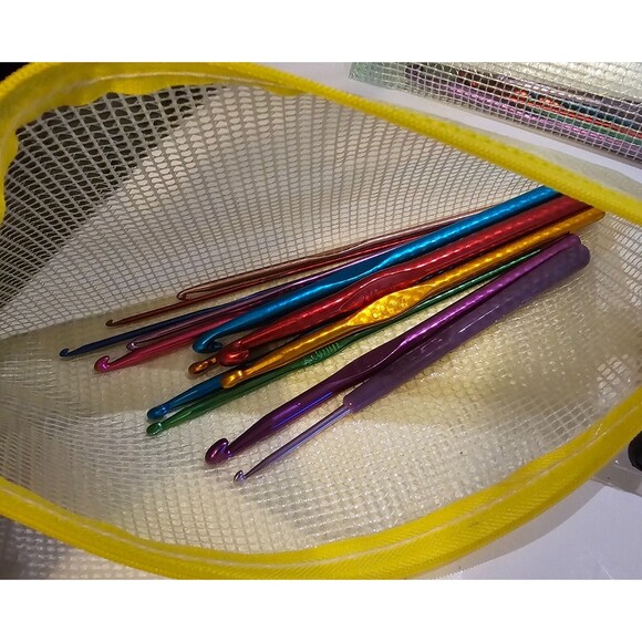 Crochet Hook Set Mesh 13 hooks, Yarn Needles, Stitch Markers, Misc NEW Various - Picture 2 of 5